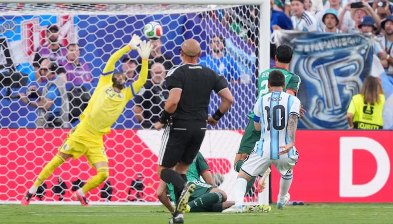 Con un triplete de Messi, Argentina goleó a Argelia y debutó a pura sonrisa