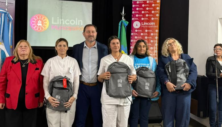 El Ministerio de Salud bonaerense entregó mochilas técnicas equipadas a estudiantes de enfermería en Lincoln