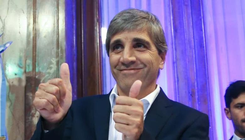 Standard & Poor‘s mejoró la calificación crediticia de Argentina y Caputo lo celebró