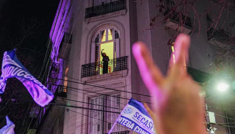 La marcha de Ni Una Menos terminó frente a la casa de Cristina en San José 1111