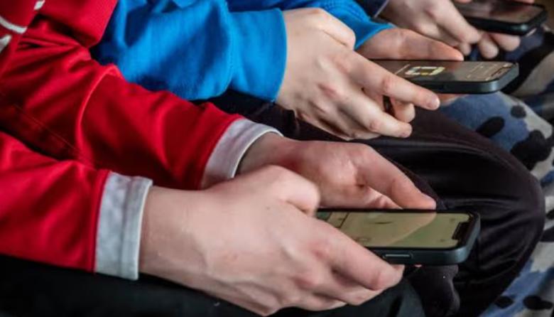 Francia busca prohibir el uso de redes sociales a menores de 15 años
