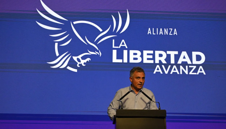 Sebastián Pareja llevó a la Legislatura bonaerense una denuncia contra Kicillof
