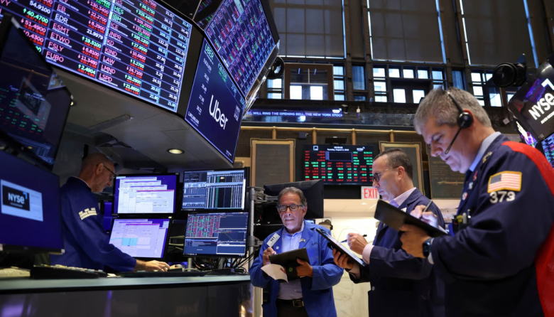 El riesgo país cerró con otra caída, marcó un nuevo mínimo en la gestión Milei y quedó al borde de los 400 puntos