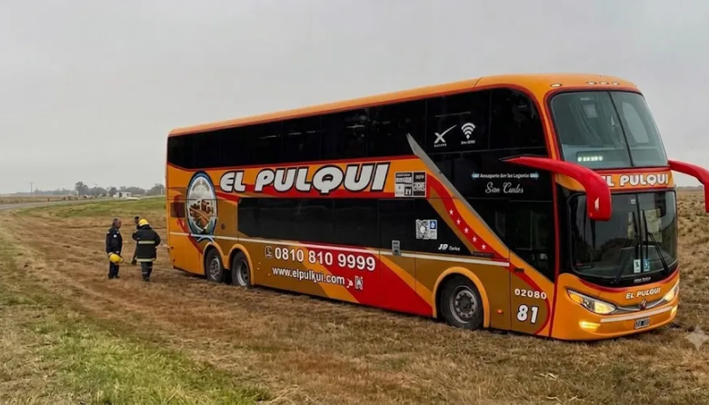 Despistó un micro de doble piso en la Autovía 2: No hubo lesionados