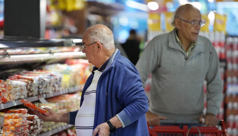Cuánto aumentarán las jubilaciones, la AUH y otras asignaciones en agosto, tras el dato de inflación