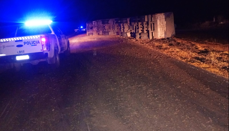 Volcó un camión en inmediaciones a Vedia y cortaron la ruta
