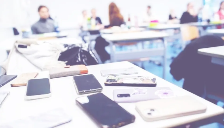 Algunos colegios privados comenzaron a limitar o prohibir el uso de celulares
