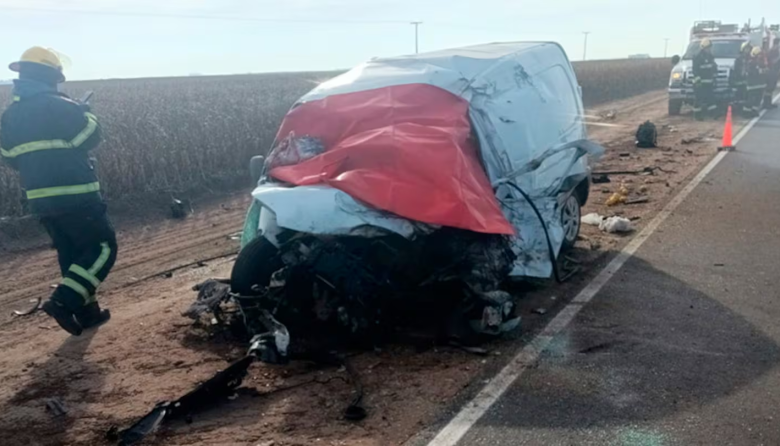 Dos hombres murieron tras un violento choque frontal entre un utilitario y un camión en la Ruta 4
