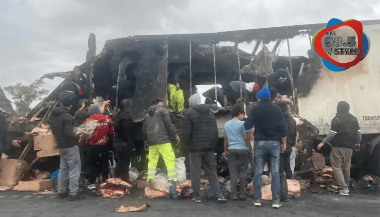 San Nicolás: Un camión se incendió en la ruta 9 y cientos de personas fueron a saquear la carga de carne