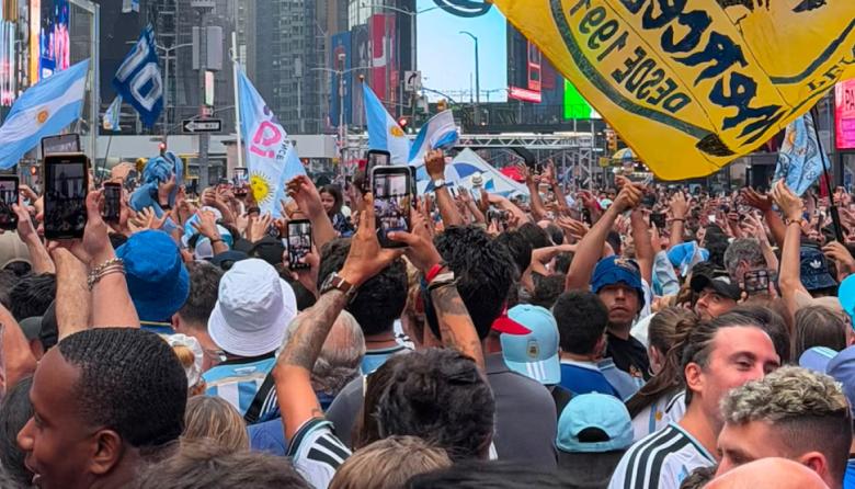 Multitudinario banderazo con miles de hinchas argentinos en Times Square antes de la final
