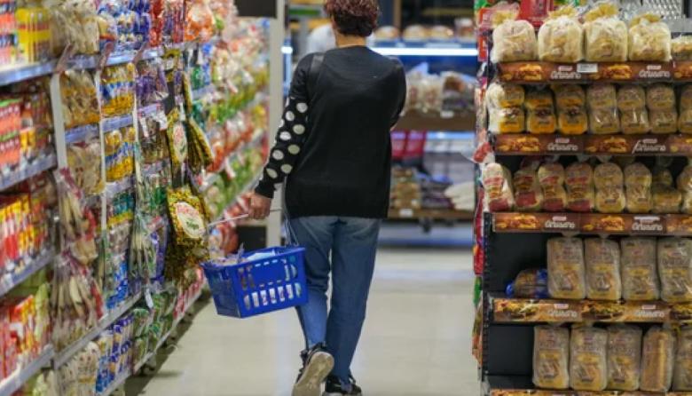 El consumo masivo volvió a caer en junio: cuánto fue el descenso en el primer semestre