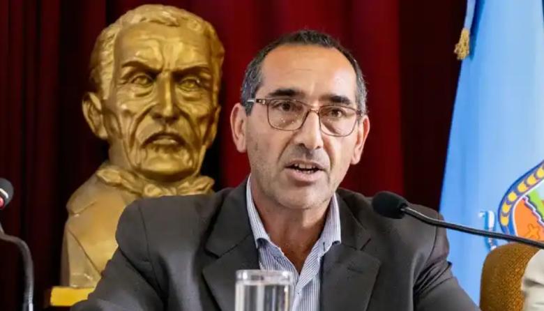 Azul: El gobierno de Sombra confirmó que pagará los sueldos municipales pero sólo el 50% del medio aguinaldo