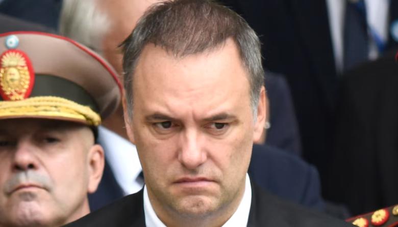 La Justicia le prohibió a Manuel Adorni salir del país sin autorización previa