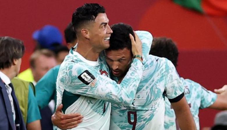 Portugal le ganó 2-1 a Croacia sobre el final y avanzó a octavos de final