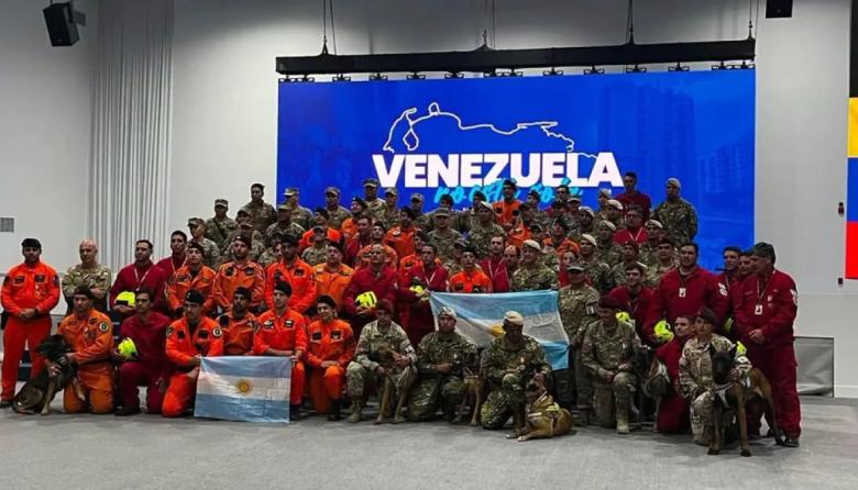 Regresaron los bomberos bonaerenses que participaron de rescates en Venezuela