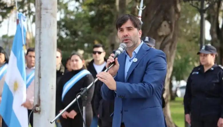 Castelli propone más autonomía municipal y rechaza dividir o regionalizar la Provincia