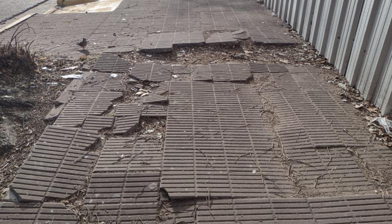 La terminal se fue pero la vereda rota sigue ahí, agazapada, esperando el tropezón
