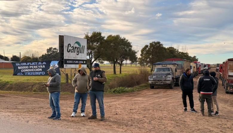 Crece el conflicto de fleteros en Arribeños y se suman transportistas al reclamo