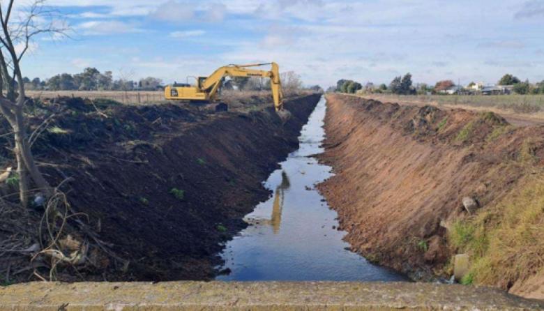 Provincia avanza con la limpieza de canales en Saladillo para reducir el riesgo de inundaciones
