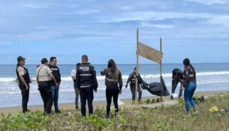 Horror en Ecuador: encontraron cinco cabezas humanas colgadas de un cartel en una playa turística