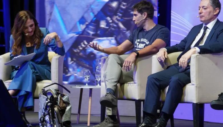 Passaglia, una moto compactada, un panel de debate y "la ciudad que funciona"