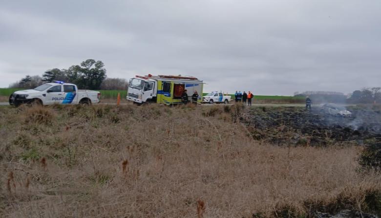 Ruta 65: Se prendió fuego un vehículo y el incendio se trasladó a los pastizales