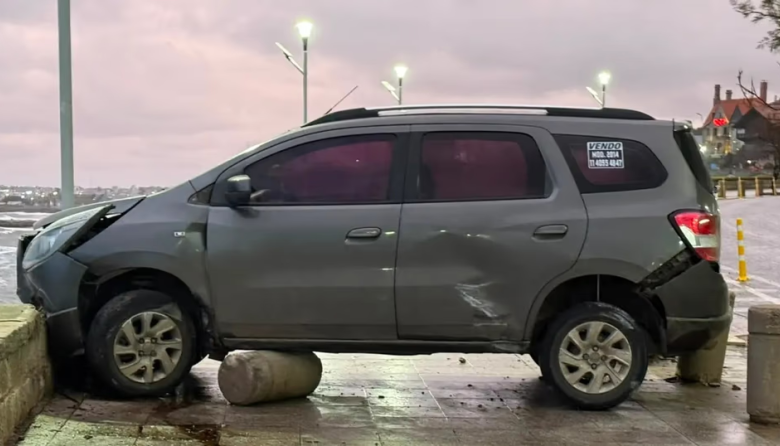 El viento descontroló una camioneta: Su conductor perdió el control y chocó contra el paredón de la costa