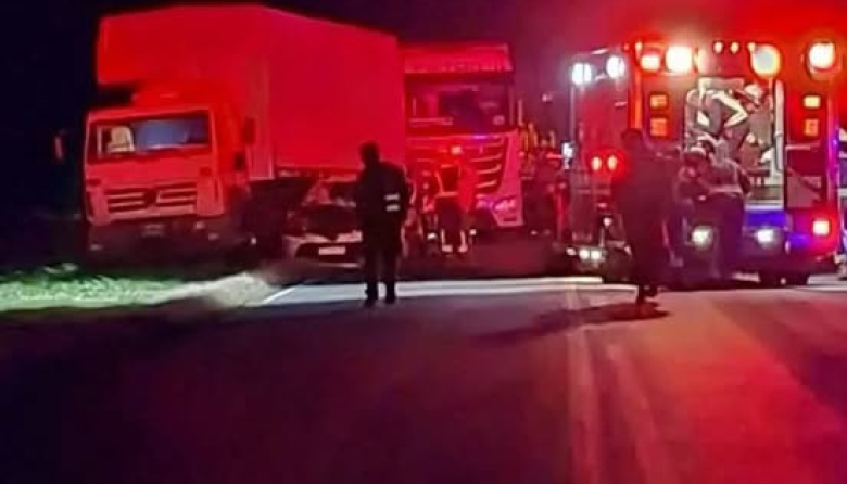 Trágico siniestro vial en ruta 188: Un fallecido y ocho heridos al chocar dos autos y un camión