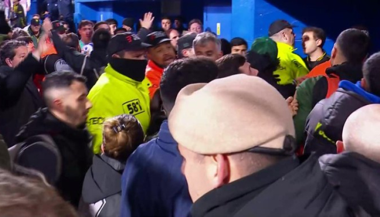 Vélez-Defensa:  Guillermo Barros Schelotto y Julio Vaccari se pelearon en el túnel