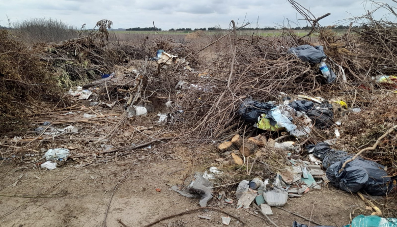 El "ecorreciclaje" del olvido: la vieja pista de motos convertida en basural