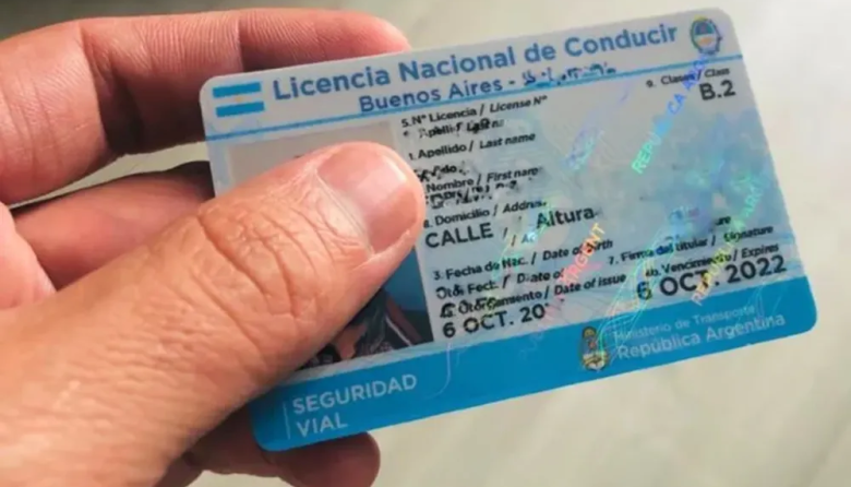 Detuvieron a diez personas que vendían licencias de conducir falsas por redes sociales