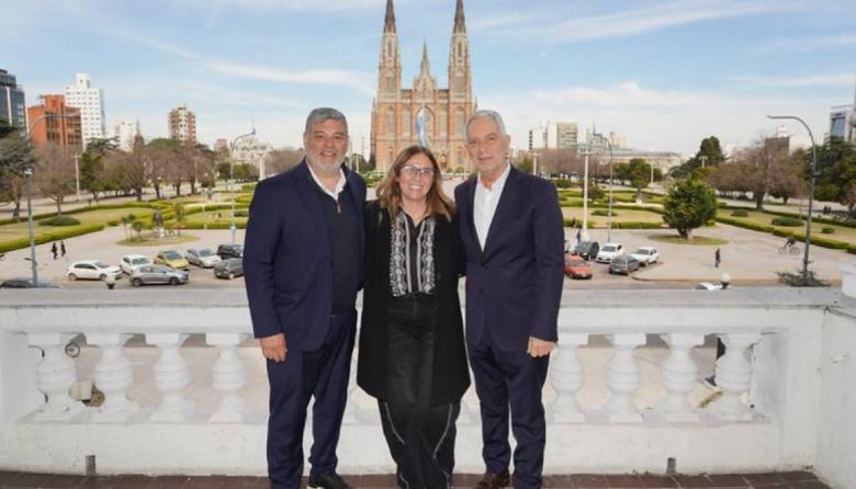 Arata y Burgos cruzaron ideas con Alak sobre gestión y políticas para los municipios