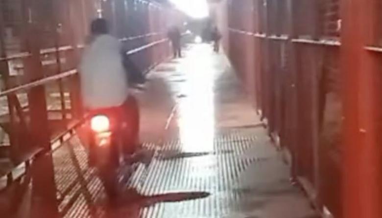 El puente peatonal de calle Rivadavia, donde desaprensión y riesgo es lo normal