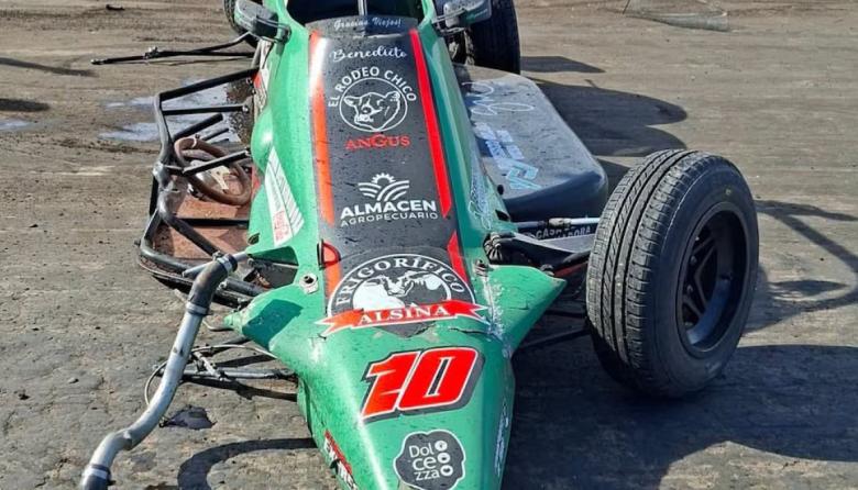 Tremendo choque en cadena dejó dos pilotos heridos durante una carrera en Carhué