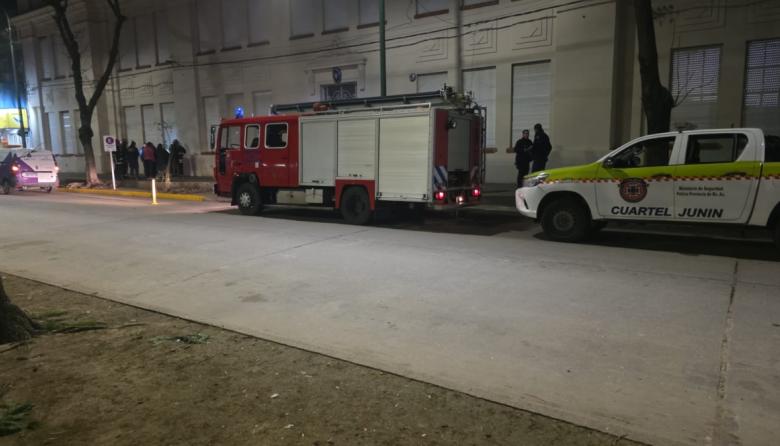 Pánico escolar: un fuerte escape de gas obligó a evacuar la Escuela 18 de urgencia