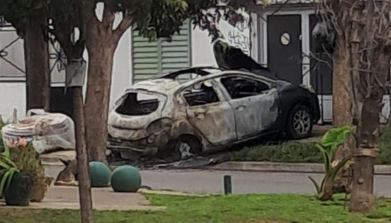 ¿Qué hay detrás del incendio de un auto en el barrio San Cayetano?