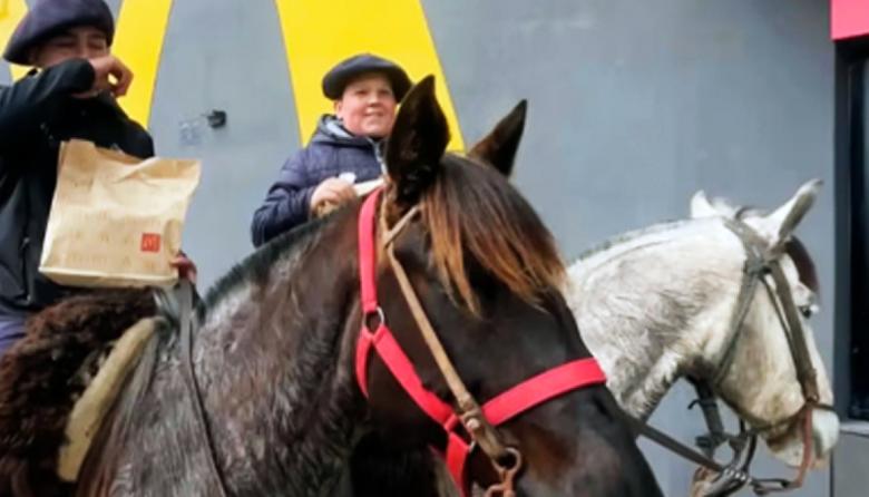 Del Big Mac al Mc Gaucho: En la nueva terminal de Junín, las hamburguesas salen 'a caballo'
