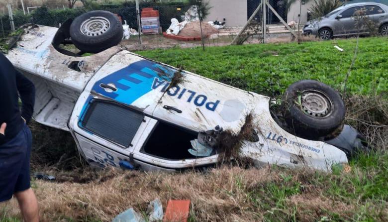 Un patrullero volcó durante una persecución cerca de la Megatoma de Los Hornos: Tres detenidos