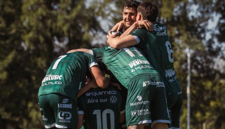 Sarmiento le quitó el invicto al Lobo en La Plata y comparte la punta junto a River