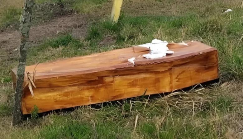 Macabro: Vecinos de Camet hallaron un ataúd junto a las vías