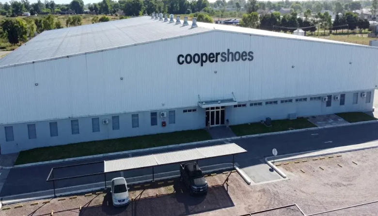 La empresa Coopershoes bajó la persiana y dejó 30 trabajadores en la calle