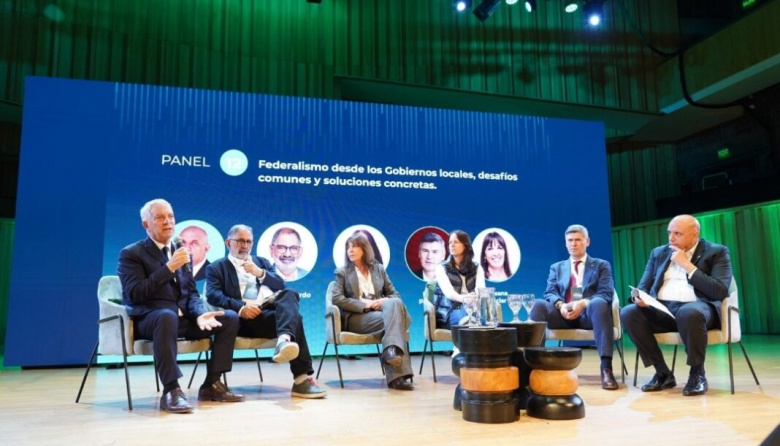 Julio Alak reclamó un nuevo pacto fiscal ante 300 intendentes de todo el país