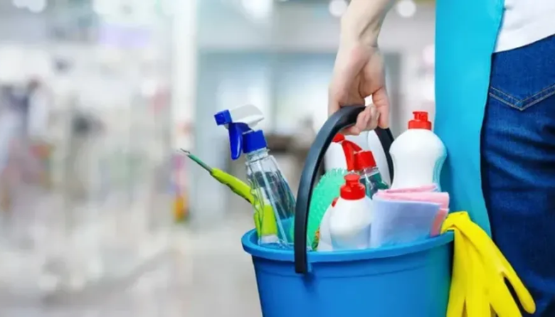 Ante denuncias de usuarios, la ANMAT prohibió dos marcas de productos de limpieza