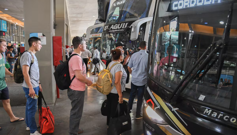 No voy en avión, sí en micro: La crisis de Flybondi reavivó los micros de larga distancia