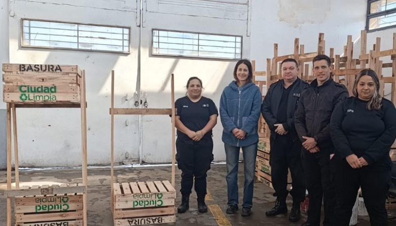 La Unidad 13 completó la entrega de 150 cestos de residuos al municipio