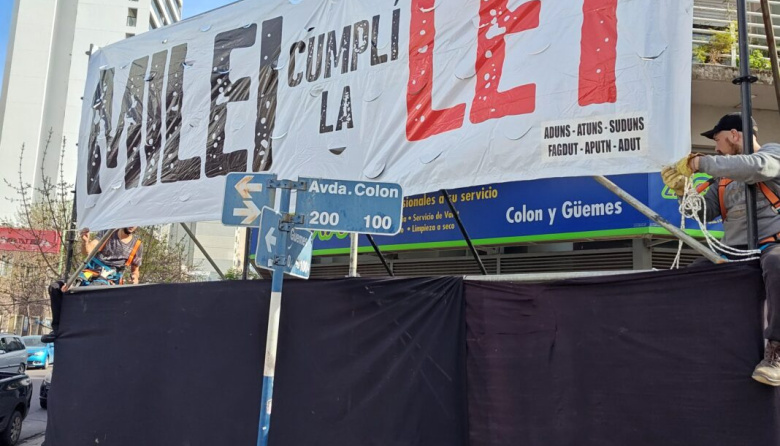 Milei pasó por Bahía Blanca y la ciudad lo esperó con una marcha de repudio
