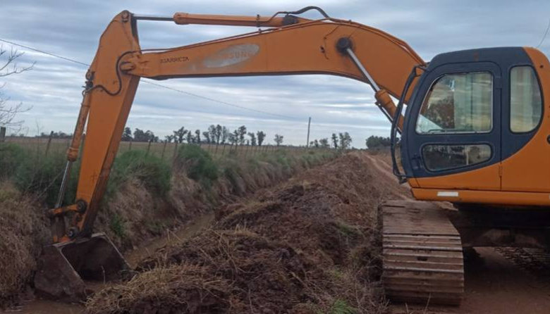 Leandro N. Alem: Continúan los trabajos de limpieza de canales en los caminos rurales