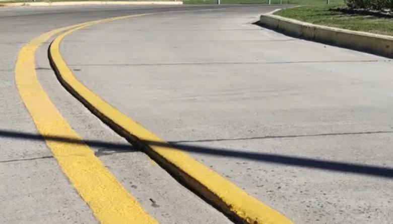 Después de dos accidentes, pintaron el cordón en la rotonda de la avenida Circunvalación