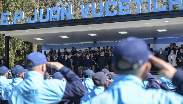 Kicillof tomó juramento a 2075 cadetes de la Policía y cruzó al Gobierno Nacional