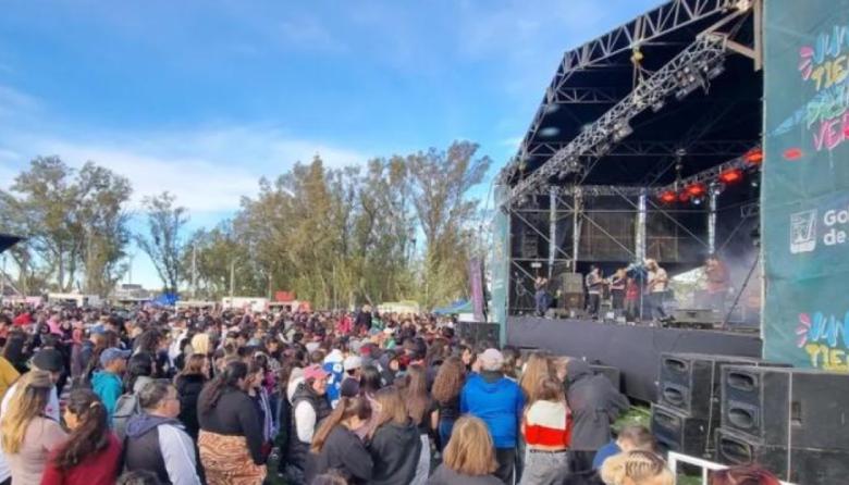 Pese al alerta amarilla y el viento, el Municipio festejó la Primavera en el Borchex